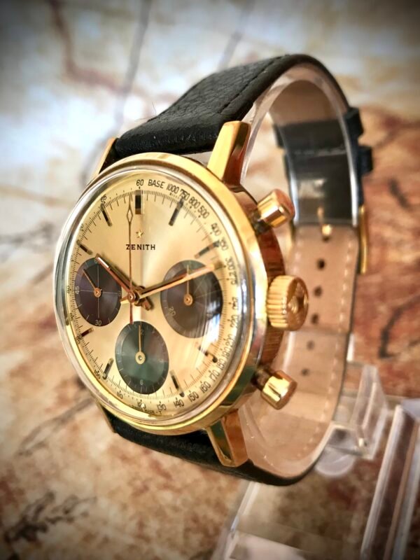 ZENITH TRICOMPAX CHRONOGRAPH, AÑO 1960 - TEMPPUS: Unidad muy difícil de ver y menos en este estado de colección, ya que en este color de esfera dorada con subesferas “panda” en oscuro se fabricaron escasísimas unidades. El día de su publicación en nuestra web, única unidad a la venta en el mundo.