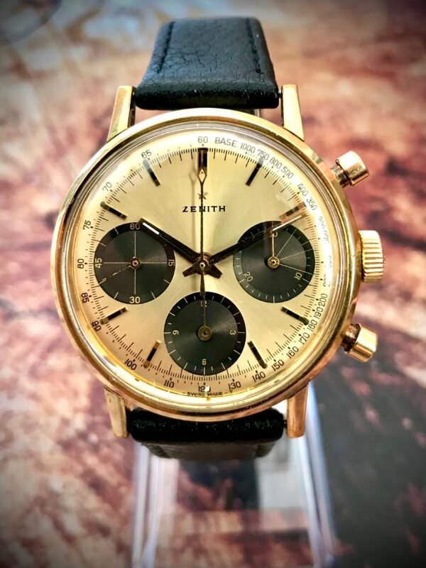 ZENITH TRICOMPAX CHRONOGRAPH, AÑO 1960 - TEMPPUS: Unidad muy difícil de ver y menos en este estado de colección, ya que en este color de esfera dorada con subesferas “panda” en oscuro se fabricaron escasísimas unidades. El día de su publicación en nuestra web, única unidad a la venta en el mundo.