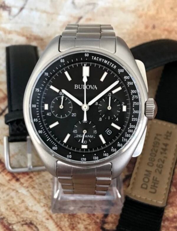 BULOVA LUNAR PILOT "APOLLO 15", NUEVO FULL SET - TEMPPUS: El Bulova Lunar Pilot tiene un lugar especial en la historia de la exploración espacial. Este reloj fue diseñado específicamente para la misión Apolo 15 de la NASA en 1971 y se utilizó como respaldo cuando el Omega Speedmaster del comandante David Scott falló. Este reloj, una pieza única, fue subastado en 2015 por 1.3 millones de dólares debido a su relevancia histórica. En 2015, Bulova lanzó una versión comercial del Lunar Pilot, manteniendo un diseño fiel al original pero incorporando un movimiento cuarzo de alta frecuencia (262 kHz) que garantiza una precisión excepcional (variación de ±10 segundos al año). También se modernizó con un cristal de zafiro plano y mejoras en los materiales, aunque el diseño general conserva su estética retro. Actualmente, es un modelo muy valorado tanto por coleccionistas como por amantes de la relojería TEMPPUS. Todos los derechos reservados.