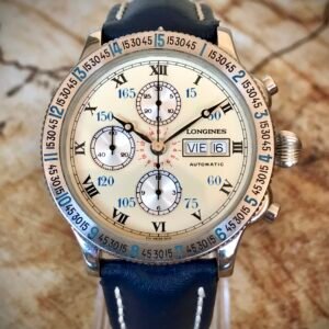 LONGINES LINDBERGH, CRONÓGRAFO AUTOMÁTICO - TEMPPUS:      Funcionamiento del bisel del Longines Lindbergh Escala de tiempo y grados: El bisel incluye una escala numérica que combina minutos y grados. Esta escala está diseñada para ayudar a los pilotos a calcular el tiempo de vuelo y la posición geográfica durante sus trayectos. Por ejemplo, si un piloto necesita calcular cuánto tiempo ha volado o cuánto le falta para llegar a su destino, puede usar el bisel para realizar estos cálculos de manera rápida y precisa. Uso en combinación con la esfera: La esfera del reloj Lindbergh tiene una escala de segundos y una escala de minutos, que se utilizan junto con el bisel para realizar cálculos de navegación. El bisel actúa como una herramienta complementaria para medir intervalos de tiempo y ángulos, lo que es esencial en la aviación. Cálculo de la longitud geográfica: Uno de los usos más destacados del bisel es ayudar a los pilotos a calcular su longitud geográfica durante el vuelo. Esto se hace combinando la hora local (mostrada en el reloj) con la hora GMT (Greenwich Mean Time), que también puede mostrarse en el reloj si tiene una función de doble hora. Al girar el bisel, el piloto puede alinear la escala con la hora GMT y usar la escala de grados para determinar su posición en el mapa.