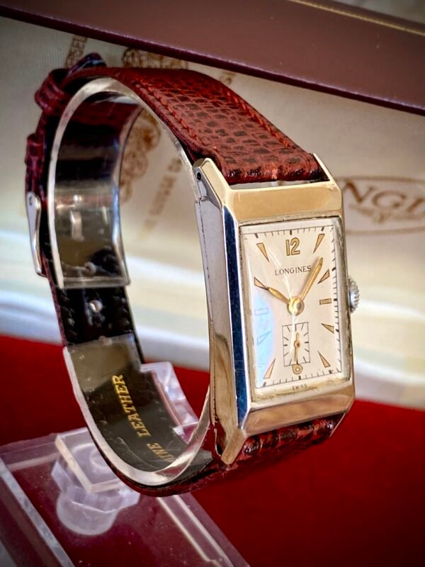 LONGINES ART DECÓ PLATA MACIZA, AÑOS 40 - TEMPPUS: Historia de Longines: 190 Años de Precisión y Elegancia Suiza Longines, una de las marcas relojeras más emblemáticas del mundo, tiene su origen en 1832 en Saint-Imier, Suiza, cuando Auguste Agassiz estableció un taller relojero junto a dos socios bajo el nombre Agassiz & Compagnie. Inicialmente especializados en relojes de bolsillo, ganaron reconocimiento por su precisión milimétrica y acabados artesanales, estableciendo los cimientos de una tradición horológica que perdura hasta hoy. Nacimiento de la marca Longines En 1867, bajo la dirección del sobrino de Agassiz, Ernest Francillon, la compañía experimentó una transformación decisiva. Se construyó la primera fábrica integrada en la zona conocida como Les Longines («los prados largos»), nombre que adoptaría oficialmente la marca. Ese mismo año presentó el revolucionario calibre 20A, su primer movimiento propio, que eliminó la dependencia de subcontratistas gracias a su mecanismo de carga por corona con áncora y escape de palanca. Este hito tecnológico fue galardonado con la medalla de oro en la Exposición Universal de París (1867), consolidando a Longines como sinónimo de innovación suiza. Reconocimiento global y cronometraje deportivo La expansión internacional de Longines se aceleró con logros fundamentales. En 1880 patentó el primer cronógrafo mecánico (calibre 20H), utilizado en competiciones hípicas. Nueve años después registró su emblemático logotipo del reloj de arena alado, convirtiéndose en la marca relojera con la marca registrada más antigua aún activa. El año 1912 marcó otro hito al convertirse en pionera del cronometraje deportivo moderno, cronometrando electrónicamente la Federación Gimnástica Suiza en Basilea, lo que le valió el nombramiento como cronometrador oficial de los Juegos Olímpicos desde 1924. Evolución técnica e iconos de diseño Longines fusionó sofisticación mecánica con elegancia atemporal a través de innovaciones clave. En 1927 lanzó el primer reloj antimagnético (calibre 21.59) para científicos, mientras en 1945 presentó su primer movimiento automático, el calibre 22A, dentro de la colección Elegance. La década de 1950 vio nacer el Conquest, su primera línea resistente al agua con sellado reforzado, símbolo de robustez. Ya en el siglo XXI, relanzó la Master Collection con complicaciones avanzadas como fases lunares y GMT, e introdujo el buceador profesional HydroConquest con 300 metros de resistencia. Legado actual: tradición y tecnología Hoy, Longines mantiene su manufactura original en Saint-Imier, donde produce más de 1.5 millones de relojes anuales. Combina movimientos propios de alta eficiencia como el L888 (72 horas de reserva de marcha) con colecciones que rinden homenaje a su herencia, como la Flagship Heritage (reedición del modelo de 1957) y la línea Spirit inspirada en la aviación. Su compromiso con el deporte perdura como cronometrador oficial de la Federación Ecuestre Internacional, el Abierto de Francia de Tenis y los Juegos Olímpicos, reafirmando 190 años de excelencia en precisión, innovación y elegancia intemporal. TEMPPUS. Todos los derechos reservados.  