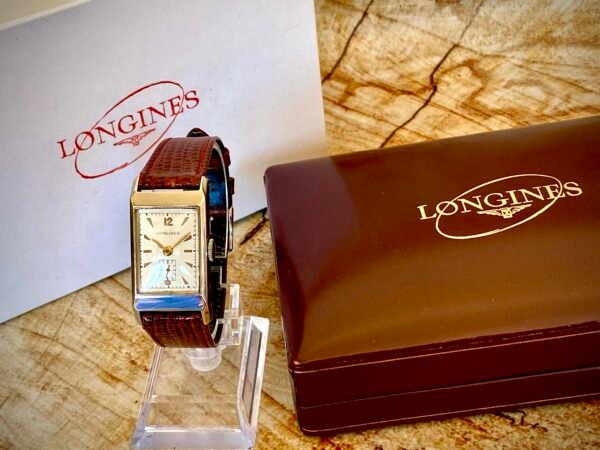 LONGINES ART DECÓ PLATA MACIZA, AÑOS 40 - TEMPPUS: Historia de Longines: 190 Años de Precisión y Elegancia Suiza Longines, una de las marcas relojeras más emblemáticas del mundo, tiene su origen en 1832 en Saint-Imier, Suiza, cuando Auguste Agassiz estableció un taller relojero junto a dos socios bajo el nombre Agassiz & Compagnie. Inicialmente especializados en relojes de bolsillo, ganaron reconocimiento por su precisión milimétrica y acabados artesanales, estableciendo los cimientos de una tradición horológica que perdura hasta hoy. Nacimiento de la marca Longines En 1867, bajo la dirección del sobrino de Agassiz, Ernest Francillon, la compañía experimentó una transformación decisiva. Se construyó la primera fábrica integrada en la zona conocida como Les Longines («los prados largos»), nombre que adoptaría oficialmente la marca. Ese mismo año presentó el revolucionario calibre 20A, su primer movimiento propio, que eliminó la dependencia de subcontratistas gracias a su mecanismo de carga por corona con áncora y escape de palanca. Este hito tecnológico fue galardonado con la medalla de oro en la Exposición Universal de París (1867), consolidando a Longines como sinónimo de innovación suiza. Reconocimiento global y cronometraje deportivo La expansión internacional de Longines se aceleró con logros fundamentales. En 1880 patentó el primer cronógrafo mecánico (calibre 20H), utilizado en competiciones hípicas. Nueve años después registró su emblemático logotipo del reloj de arena alado, convirtiéndose en la marca relojera con la marca registrada más antigua aún activa. El año 1912 marcó otro hito al convertirse en pionera del cronometraje deportivo moderno, cronometrando electrónicamente la Federación Gimnástica Suiza en Basilea, lo que le valió el nombramiento como cronometrador oficial de los Juegos Olímpicos desde 1924. Evolución técnica e iconos de diseño Longines fusionó sofisticación mecánica con elegancia atemporal a través de innovaciones clave. En 1927 lanzó el primer reloj antimagnético (calibre 21.59) para científicos, mientras en 1945 presentó su primer movimiento automático, el calibre 22A, dentro de la colección Elegance. La década de 1950 vio nacer el Conquest, su primera línea resistente al agua con sellado reforzado, símbolo de robustez. Ya en el siglo XXI, relanzó la Master Collection con complicaciones avanzadas como fases lunares y GMT, e introdujo el buceador profesional HydroConquest con 300 metros de resistencia. Legado actual: tradición y tecnología Hoy, Longines mantiene su manufactura original en Saint-Imier, donde produce más de 1.5 millones de relojes anuales. Combina movimientos propios de alta eficiencia como el L888 (72 horas de reserva de marcha) con colecciones que rinden homenaje a su herencia, como la Flagship Heritage (reedición del modelo de 1957) y la línea Spirit inspirada en la aviación. Su compromiso con el deporte perdura como cronometrador oficial de la Federación Ecuestre Internacional, el Abierto de Francia de Tenis y los Juegos Olímpicos, reafirmando 190 años de excelencia en precisión, innovación y elegancia intemporal. TEMPPUS. Todos los derechos reservados.  