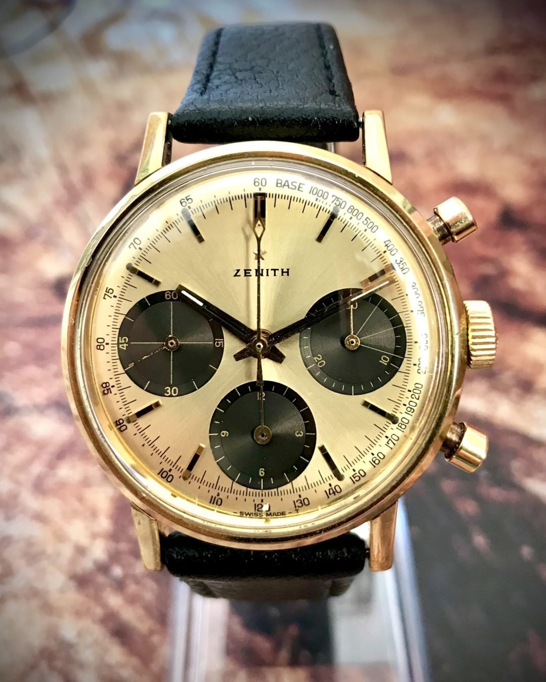 ZENITH TRICOMPAX CHRONOGRAPH, AÑO 1960 - TEMPPUS: Unidad muy difícil de ver y menos en este estado de colección, ya que en este color de esfera dorada con subesferas “panda” en oscuro se fabricaron escasísimas unidades. El día de su publicación en nuestra web, única unidad a la venta en el mundo.