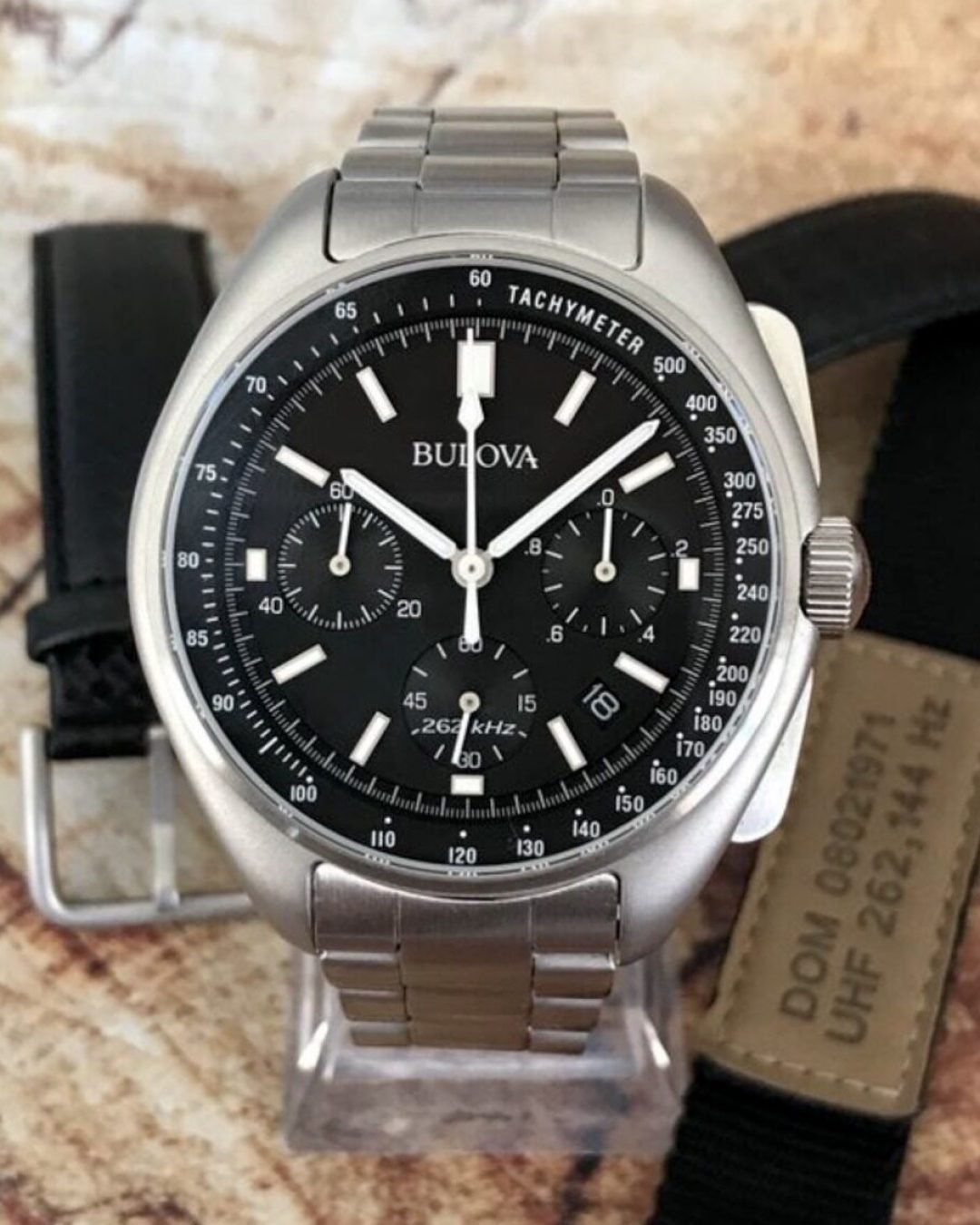 BULOVA LUNAR PILOT “APOLLO 15”, NUEVO FULL SET – TEMPPUS BULOVA LUNAR PILOT "APOLLO 15", NUEVO FULL SET - TEMPPUS: El Bulova Lunar Pilot tiene un lugar especial en la historia de la exploración espacial. Este reloj fue diseñado específicamente para la misión Apolo 15 de la NASA en 1971 y se utilizó como respaldo cuando el Omega Speedmaster del comandante David Scott falló. Este reloj, una pieza única, fue subastado en 2015 por 1.3 millones de dólares debido a su relevancia histórica. En 2015, Bulova lanzó una versión comercial del Lunar Pilot, manteniendo un diseño fiel al original pero incorporando un movimiento cuarzo de alta frecuencia (262 kHz) que garantiza una precisión excepcional (variación de ±10 segundos al año). También se modernizó con un cristal de zafiro plano y mejoras en los materiales, aunque el diseño general conserva su estética retro. Actualmente, es un modelo muy valorado tanto por coleccionistas como por amantes de la relojería TEMPPUS. Todos los derechos reservados.