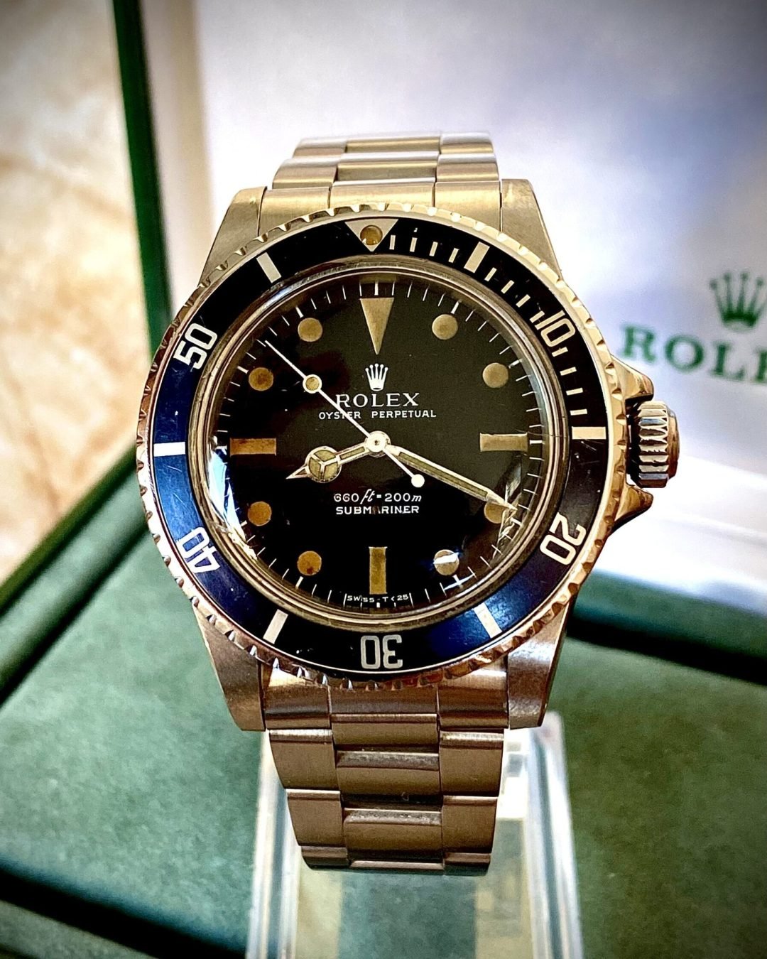 ROLEX SUBMARINER 5513 NO DATE, VINTAGE AÑO 1977 – TEMPPUS ROLEX SUBMARINER 5513 NO DATE, VINTAGE AÑO 1977 - TEMPPUS: Contexto histórico y relevancia técnica El Rolex Submariner ref. 5513 producido en 1977 representa la esencia de los relojes de buceo vintage, encapsulando décadas de innovación y robustez. Este modelo, perteneciente a una producción que abarcó desde 1962 hasta 1989, fue concebido como una herramienta profesional para buceadores, pero trascendió su función original para convertirse en un símbolo de estatus y elegancia utilitaria. A diferencia de su hermano el 5512 (cronómetro certificado), el 5513 albergaba un movimiento no certificado, lo que lo hacía más accesible sin comprometer la calidad inherente de Rolex. Diseño y características distintivas El ejemplar de 1977 destaca por su estética sobria y funcional: Caja de acero inoxidable de 40 mm con gruesas protuberancias (lugs) y guardapolvos (crown guards) que protegen la corona de 7 mm. Este diseño, introducido en 1959 con el ref. 5512, se mantuvo prácticamente inalterado durante décadas, demostrando su eficacia 35. Esfera negra mate con índices de tritio (material luminiscente post-1960) y manos «Mercedes», características de los modelos de los años 70. La inscripción «SUBMARINER» aparece bajo la profundidad nominal (200m/660ft), con un estilo de impresión específico denominado «Mk. I MAXI» en algunos círculos coleccionistas 6. Bisel giratorio unidireccional con inserto de aluminio y escala de 60 minutos, diseñado para calcular tiempos de inmersión. Los primeros 15 minutos están marcados con divisiones precisas para descompresión 3. Cristal de plexiglás abombado, resistente a impactos pero propenso a rayaduras, que otorga un carácter cálido y vintage a la pieza 1. Movimiento y precisión El corazón del 5513 es el calibre 1520 (o 1530 en early models), un movimiento de cuerda automática con 17-18 rubíes y frecuencia de 18.000 alternancias/hora. Aunque no certificado oficialmente como cronómetro, este mecanismo demostró una fiabilidad excepcional, con tolerancias de -20/+40 segundos diarios, suficientes para uso profesional 5. Rolex sometía estos movimientos a pruebas internas de rendimiento, asegurando su durabilidad en condiciones extremas 1. Variantes y detalles coleccionables El 5513 de 1977 pertenece a la era de las esferas mate (1967-1984), distinguibles por su superficie no reflectante y marcadores de tritio que desarrollan una pátina cremosa con el tiempo. A diferencia de las esferas gilt (brillantes con texto dorado) de los años 60, las mate priorizaban la legibilidad en entornos submarinos 1. Detalles como la corona «TripLock» (introducida en los años 70) y el fondo de caja sólido grabado con información técnica, refuerzan su carácter de herramienta 3. Legado cultural y valor actual El 5513 encarnó el espíritu de exploración de su época: Vinculación con James Bond: Aunque Sean Connery llevó un ref. 6538 en Goldfinger (1964), el 5513 apareció en películas como Live and Let Die (1973), asociándose eternamente con el agente 007 2. Uso militar: Versiones modificadas como el «Milsub» (ref. 5517) fueron empleadas por la Royal Navy británica, con biseles de 60 minutos y manos de «espada» 5. Coleccionismo: Hoy, ejemplares de 1977 con esferas intactas, casos sin pulir excesivamente y componentes originales son altamente cotizados. La rareza de diales «MAXI» con marcadores grandes añade primas significativas 67. Conclusión El Rolex Submariner 5513 de 1977 es más que un reloj: es un testimonio de la ingeniería suiza pragmática. Su diseño atemporal, mecánica confiable y conexión con la cultura pop lo convierten en una pieza indispensable para coleccionistas. En una era donde la relojería se inclina hacia lo ostentoso, el 5513 recuerda que la verdadera elegancia reside en la funcionalidad sin concesiones. TEMPPUS. Todos los derechos reservados.