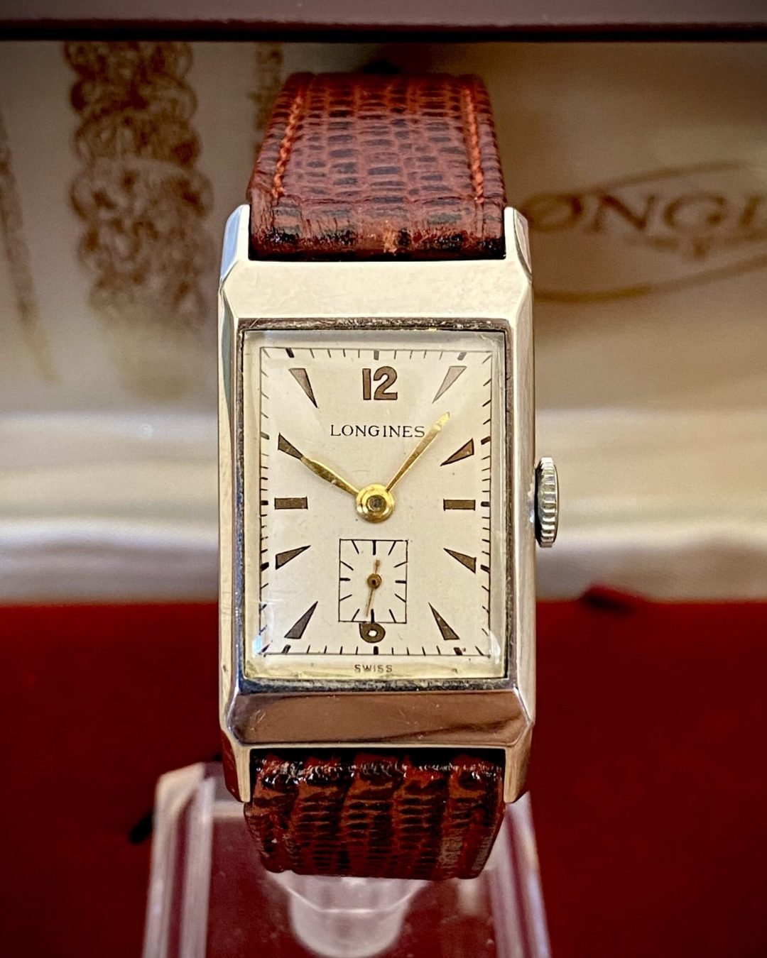 LONGINES ART DECÓ PLATA MACIZA, AÑOS 40 - TEMPPUS: Historia de Longines: 190 Años de Precisión y Elegancia Suiza Longines, una de las marcas relojeras más emblemáticas del mundo, tiene su origen en 1832 en Saint-Imier, Suiza, cuando Auguste Agassiz estableció un taller relojero junto a dos socios bajo el nombre Agassiz & Compagnie. Inicialmente especializados en relojes de bolsillo, ganaron reconocimiento por su precisión milimétrica y acabados artesanales, estableciendo los cimientos de una tradición horológica que perdura hasta hoy. Nacimiento de la marca Longines En 1867, bajo la dirección del sobrino de Agassiz, Ernest Francillon, la compañía experimentó una transformación decisiva. Se construyó la primera fábrica integrada en la zona conocida como Les Longines («los prados largos»), nombre que adoptaría oficialmente la marca. Ese mismo año presentó el revolucionario calibre 20A, su primer movimiento propio, que eliminó la dependencia de subcontratistas gracias a su mecanismo de carga por corona con áncora y escape de palanca. Este hito tecnológico fue galardonado con la medalla de oro en la Exposición Universal de París (1867), consolidando a Longines como sinónimo de innovación suiza. Reconocimiento global y cronometraje deportivo La expansión internacional de Longines se aceleró con logros fundamentales. En 1880 patentó el primer cronógrafo mecánico (calibre 20H), utilizado en competiciones hípicas. Nueve años después registró su emblemático logotipo del reloj de arena alado, convirtiéndose en la marca relojera con la marca registrada más antigua aún activa. El año 1912 marcó otro hito al convertirse en pionera del cronometraje deportivo moderno, cronometrando electrónicamente la Federación Gimnástica Suiza en Basilea, lo que le valió el nombramiento como cronometrador oficial de los Juegos Olímpicos desde 1924. Evolución técnica e iconos de diseño Longines fusionó sofisticación mecánica con elegancia atemporal a través de innovaciones clave. En 1927 lanzó el primer reloj antimagnético (calibre 21.59) para científicos, mientras en 1945 presentó su primer movimiento automático, el calibre 22A, dentro de la colección Elegance. La década de 1950 vio nacer el Conquest, su primera línea resistente al agua con sellado reforzado, símbolo de robustez. Ya en el siglo XXI, relanzó la Master Collection con complicaciones avanzadas como fases lunares y GMT, e introdujo el buceador profesional HydroConquest con 300 metros de resistencia. Legado actual: tradición y tecnología Hoy, Longines mantiene su manufactura original en Saint-Imier, donde produce más de 1.5 millones de relojes anuales. Combina movimientos propios de alta eficiencia como el L888 (72 horas de reserva de marcha) con colecciones que rinden homenaje a su herencia, como la Flagship Heritage (reedición del modelo de 1957) y la línea Spirit inspirada en la aviación. Su compromiso con el deporte perdura como cronometrador oficial de la Federación Ecuestre Internacional, el Abierto de Francia de Tenis y los Juegos Olímpicos, reafirmando 190 años de excelencia en precisión, innovación y elegancia intemporal. TEMPPUS. Todos los derechos reservados.  